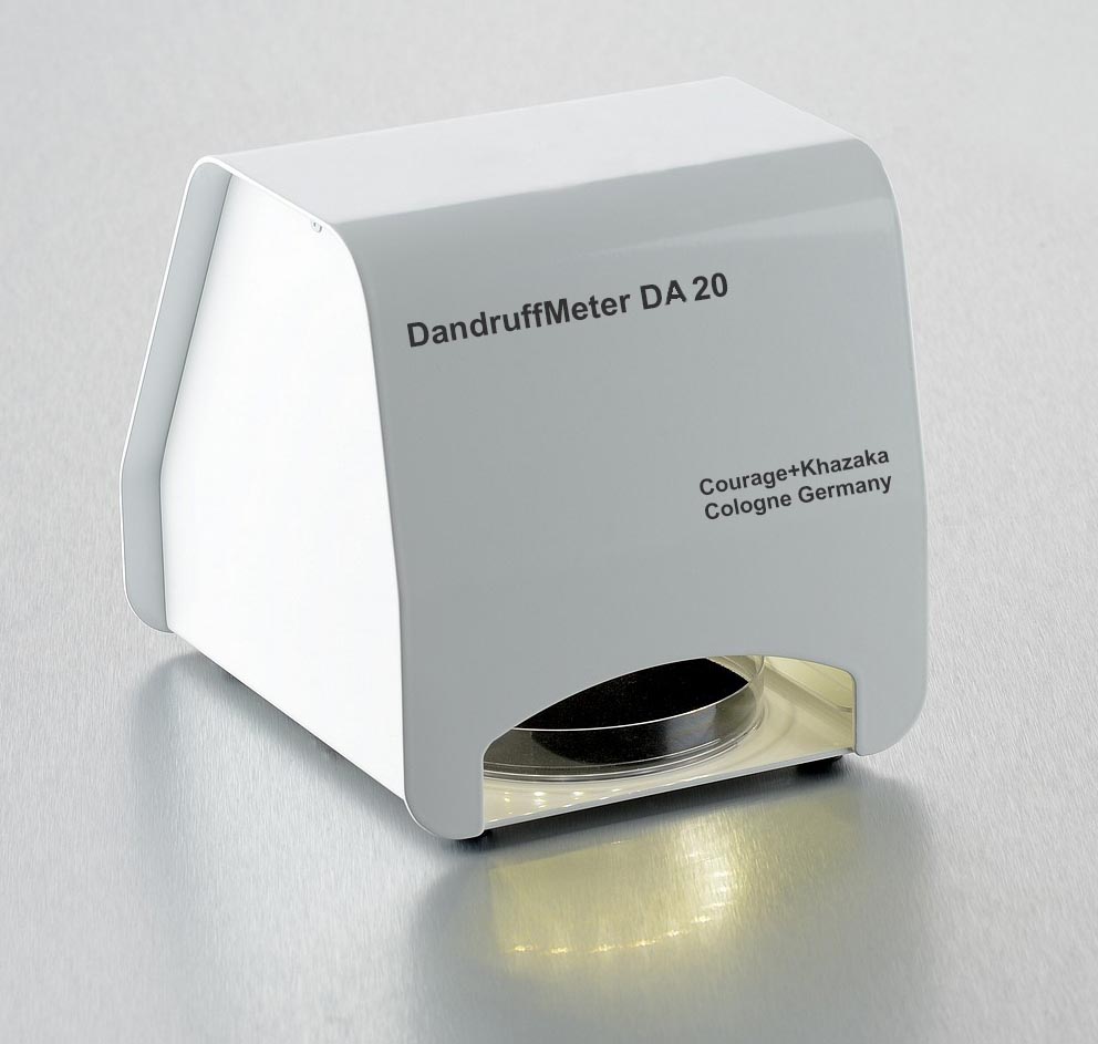 DandruffMeter - Schuppen ins Gerät mit Kamera und Beleuchtung eingesetzt